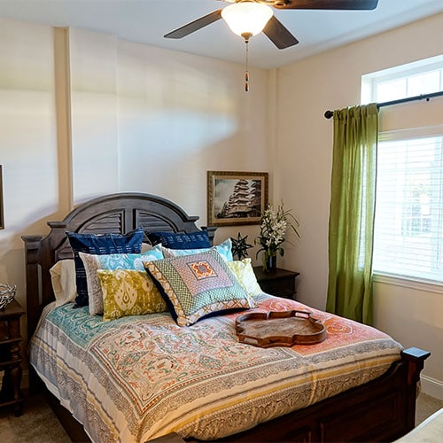 Towne Club at Windermere Independent Living bedroom